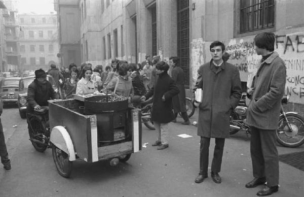 Milano - giovani di fronte al liceo Parini