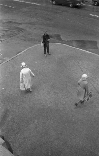 Svezia, Stoccolma - Geometrie - marciapiede con pedoni fotografato dall'alto