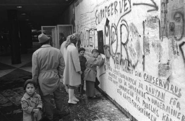 Svezia, Stoccolma - Gruppo di persone stazione di fronte a un grande graffito cittadino