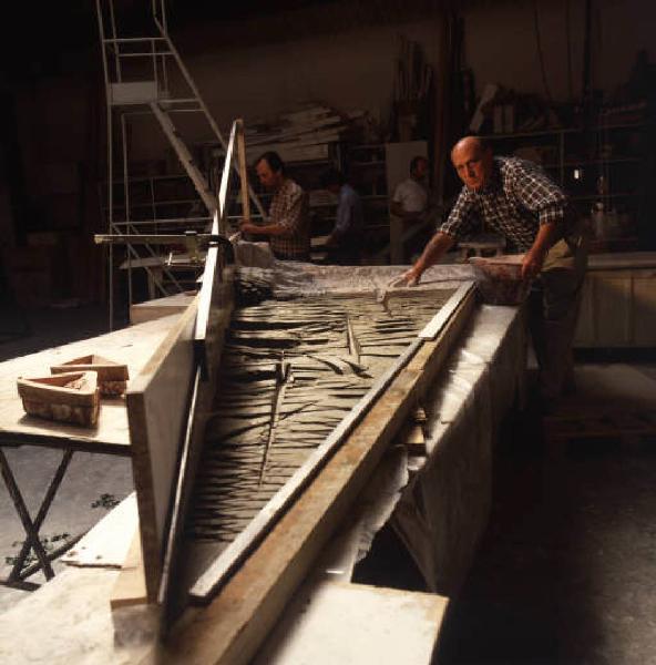 Ritratto maschile - Arnaldo Pomodoro al lavoro nel suo laboratorio