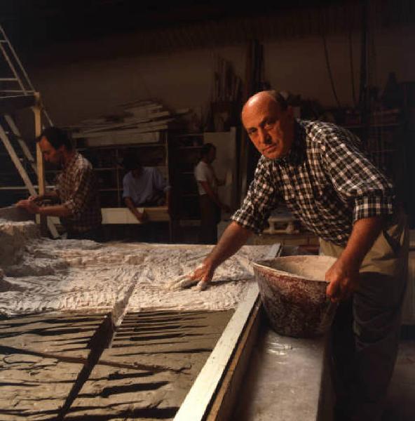 Ritratto maschile - Arnaldo Pomodoro al lavoro nel suo laboratorio