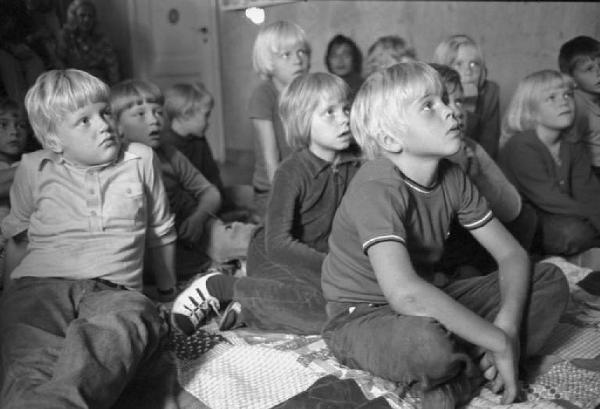 Svezia, Stoccolma - Bambini che assistono ad uno spettacolo di burattini