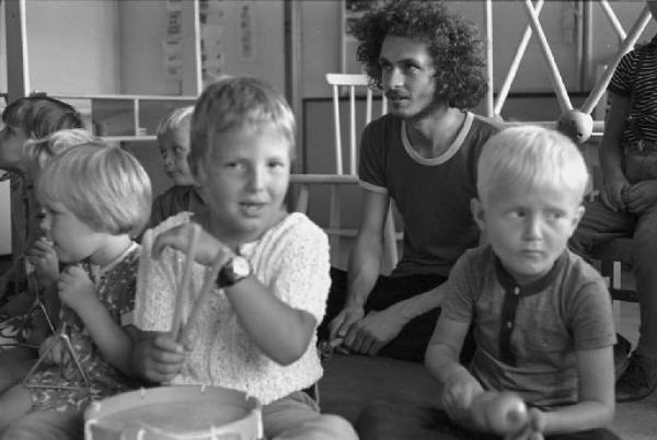 Svezia, Stoccolma - Ritratto maschile - bambino con batteria giocattolo