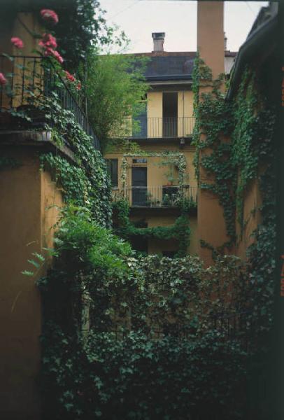 Milanom Via Fiori Chiari - Casa di ringhiera - cortile interno e balconi coperti di rampicanti