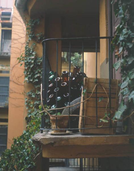Milano, Via Fiori Chiari - Casa di ringhiera - balcone con cesta di bottiglie