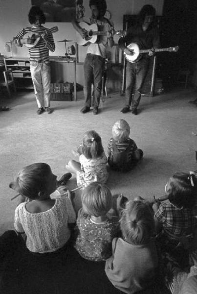 Svezia, Stoccolma - Bambini che assistono ad un concertino