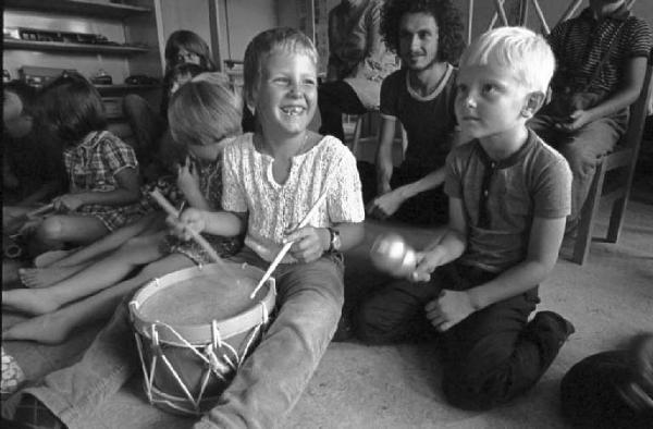 Svezia, Stoccolma - Bambini che suonano percussioni