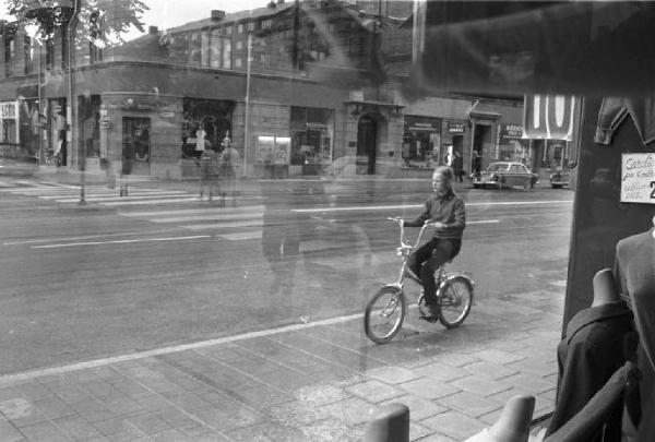 Svezia Stoccolma - Passante in bicicletta fotografato attraverso una vetrina