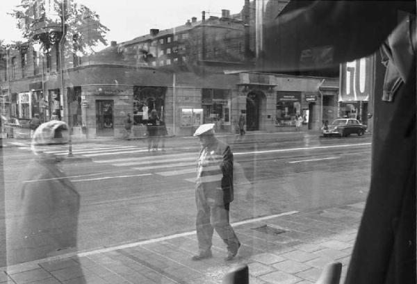 Svezia Stoccolma - Passanti fotografati attraverso una vetrina