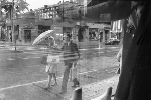 Svezia Stoccolma - Passanti fotografati attraverso una vetrina