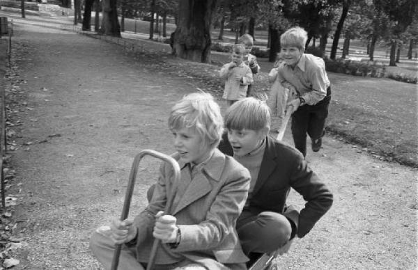 Svezia - Parco giochi - bambini giocano con una carriola