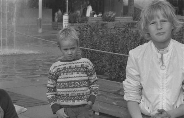 Svezia, Stoccolma - Ritratto di coppia - ragazzini vicino ad una fontana