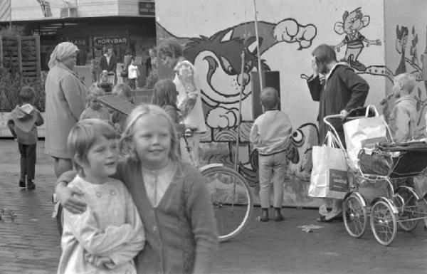 Svezia, Stoccolma - Mamme e bambini con biciclette e carrozzine in un isola pedonale
