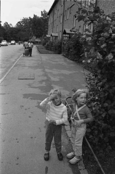 Svezia, Stoccolma - Due bambini in una strada cittadina