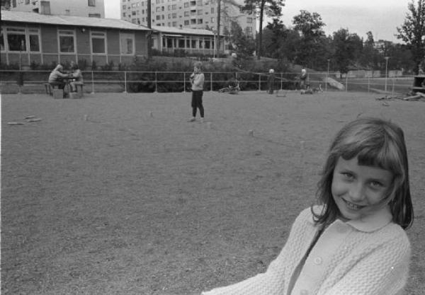 Svezia - Ritratto femminile - bambina al parco giochi