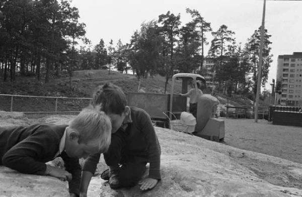 Svezia - Bambini che giocano sulle rocce in un parco giochi cittadino