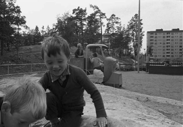 Svezia - Bambini che giocano sulle rocce di un parco giochi cittadino