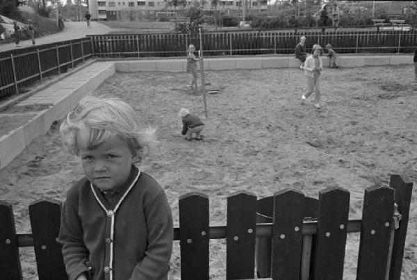 Svezia - Bambini che giocano in un parco giochi cittadino