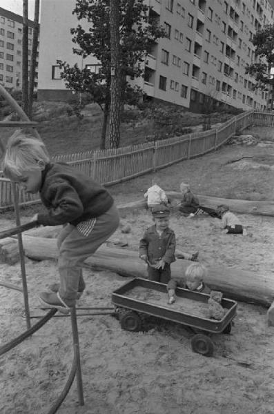 Svezia - Bambini che giocano in un parco giochi cittadino - Sullo sfondo palazzi di periferia