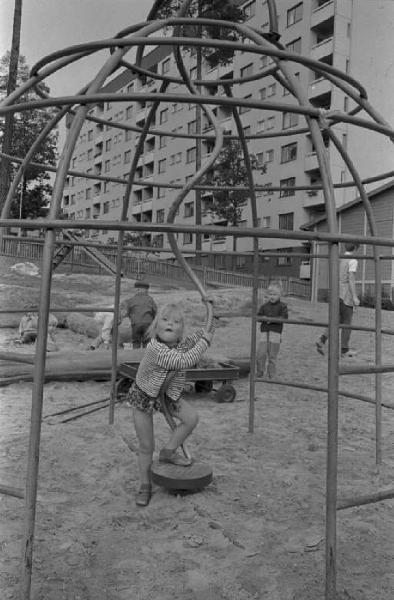 Svezia - Bambini che giocano in un parco giochi cittadino - Sullo sfondo palazzi di periferia