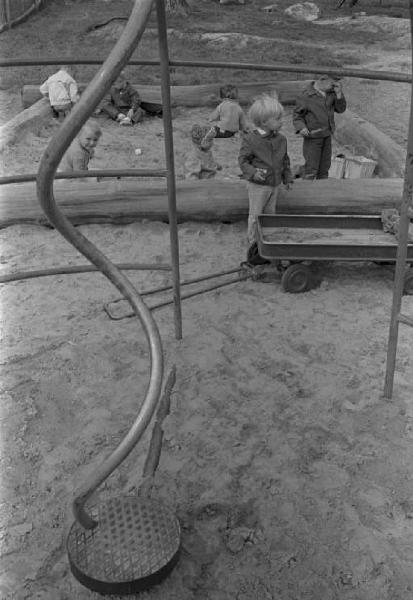 Svezia - Bambini che giocano in un parco giochi cittadino