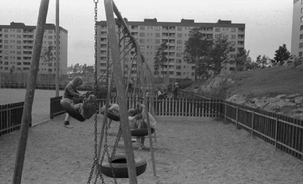 Svezia - Bambini che giocano in un parco giochi cittadino - Sullo sfondo palazzi di periferia