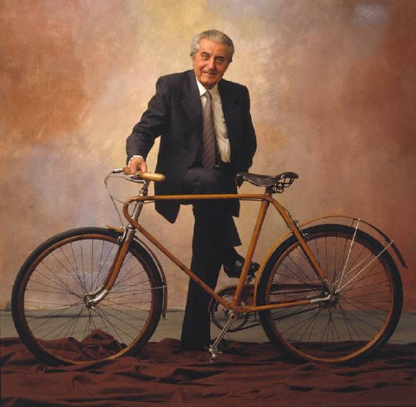 Ritratto maschile - anziano - patron del Giro d'Italia con bicicletta