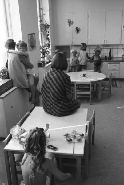 Svezia - Scuola Materna - Sei bambini e una donna adulta di spalle in sala da pranzo