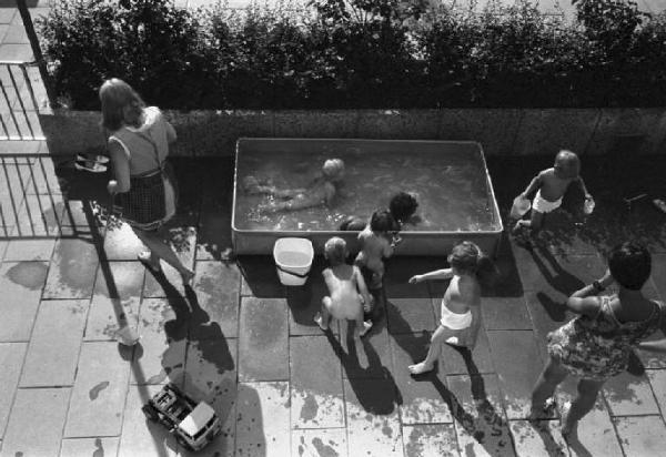 Svezia - Scuola materna - Bambini che giocano in una vasca d'acqua nel cortile