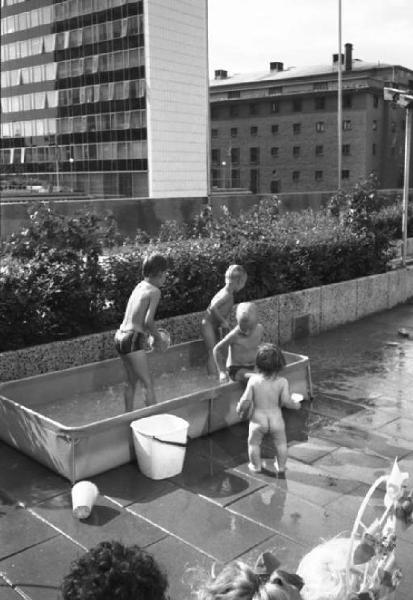 Svezia - Scuola materna - Bambini che giocano in una vasca d'acqua all'aperto