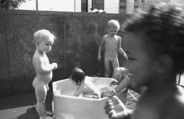 Svezia - Scuola materna - Bambini giocano in una vasca d'acqua
