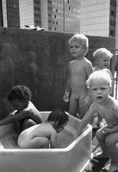Svezia - Scuola materna - Bambini che giocano in una vasca d'acqua