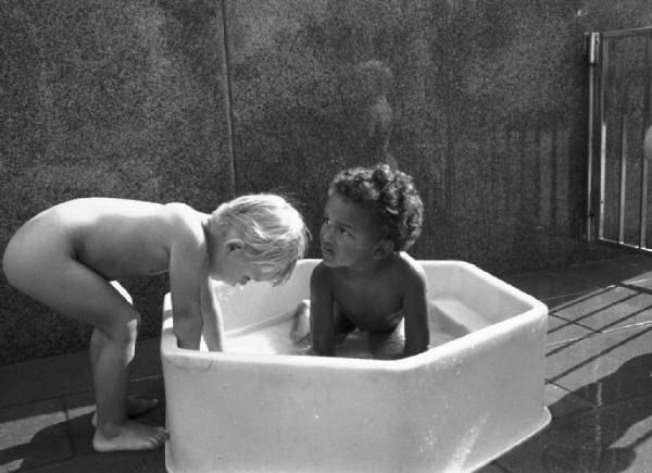 Svezia - Scuola materna - Due bambini giocano in una vasca d'acqua