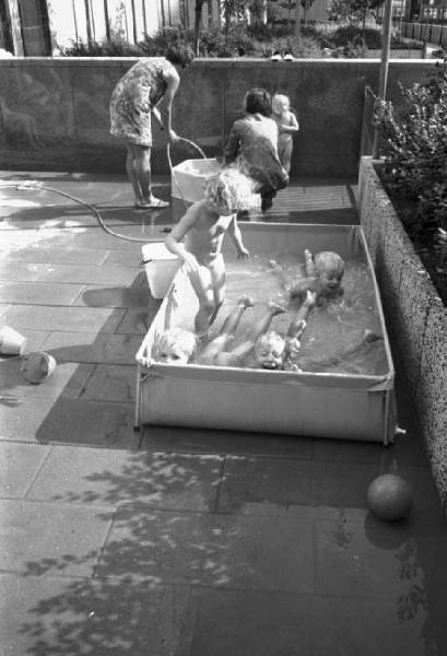 Svezia - Scuola materna - Bambini che giocano nelle vasche d'acqua dell'asilo