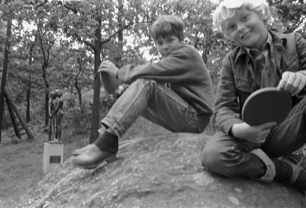 Svezia - Bambini sulle rocce di un parco giochi
