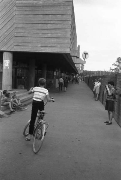 Svezia - Bambino in bicicletta su strada pedonale