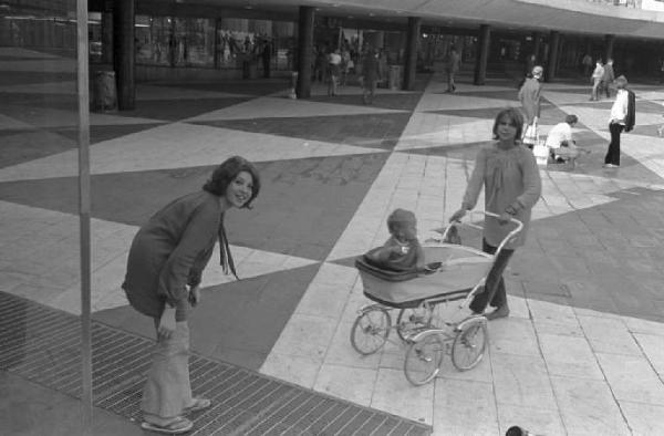 Svezia, Stoccolma - Isola pedonale cittadina - passanti con bambino in carrozzina - T-Centralen