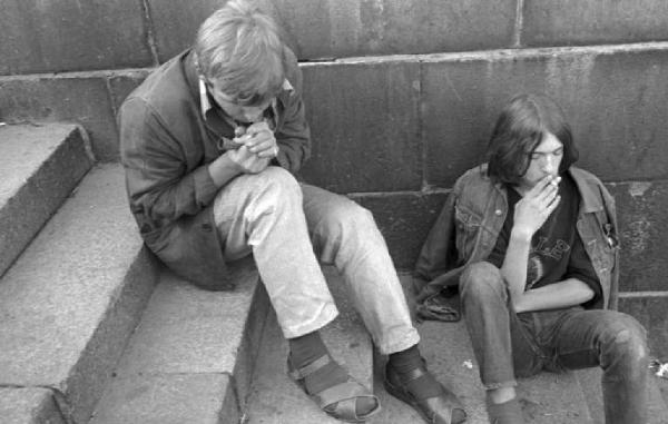 Svezia, Stoccolma - Due giovani seduti su di una scalinata che fumano