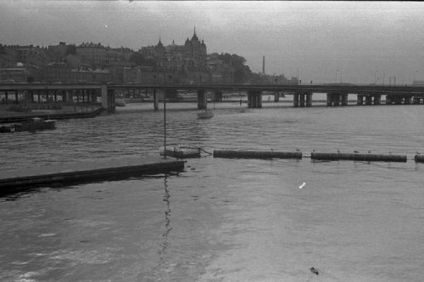 Svezia, Stoccolma - Panaorama della città e ponte sull'acqua