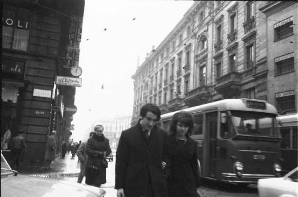 Milano - Passanti e autobus di linea nel centro di Milano