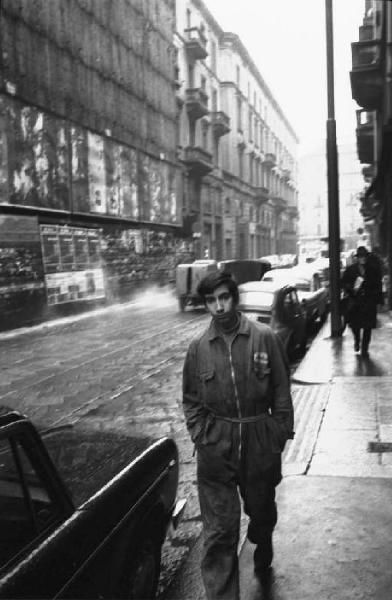 Milano - Passante in tuta da meccanico in Via Broletto