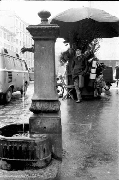 Milano - Fontanella pubblica - Sullo sfondo un fiorista