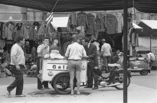 Il carretto dei gelati al mercatino dell'usato