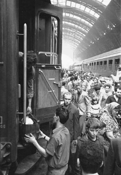 Milano - Passeggeri che salgono sul treno in Stazione Centrale