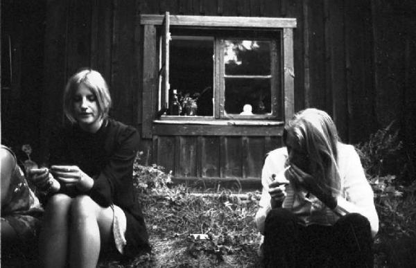 Svezia, Stoccolma - Due giovani donne in cortile