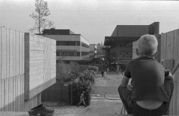 Skärholmen - Stoccolma - Bambino seduto che osserva uno spiazzo pedonale