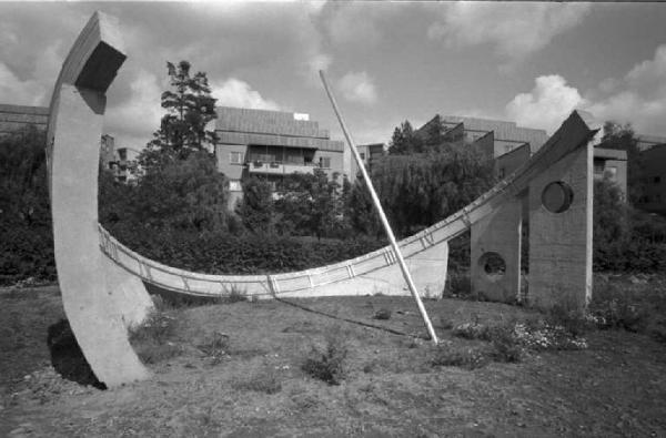 Skarholmen - Stoccolma - Scultura in un prato