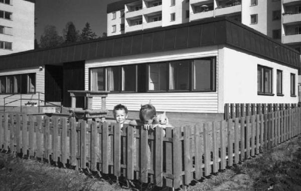 Skarholmen - Stoccolma - Due bambini affacciati alla staccionata di un cortile privato