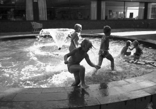 Stoccolma - bambini che giocano in una fontana