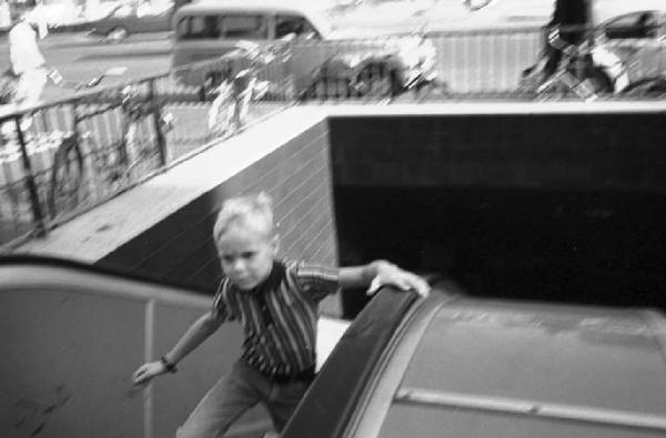 Stoccolma - bambino all'uscita della metropolitana